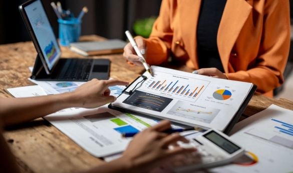 People consumer research reviewing data